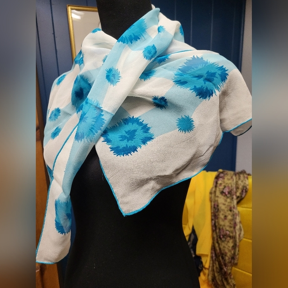 Beautiful Floral Scarf - Picture 4 of 6